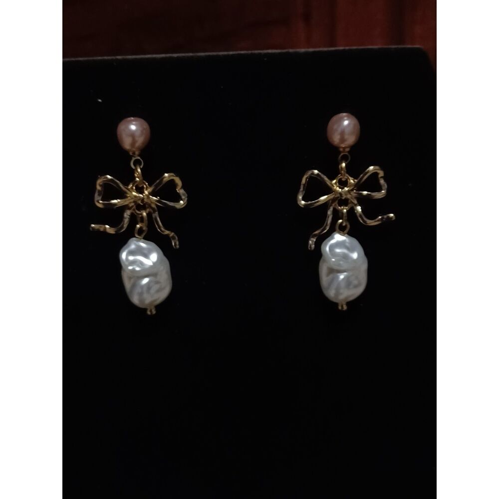 FRANCESCA'S Scarlett Pearl Bow Drop Earrings